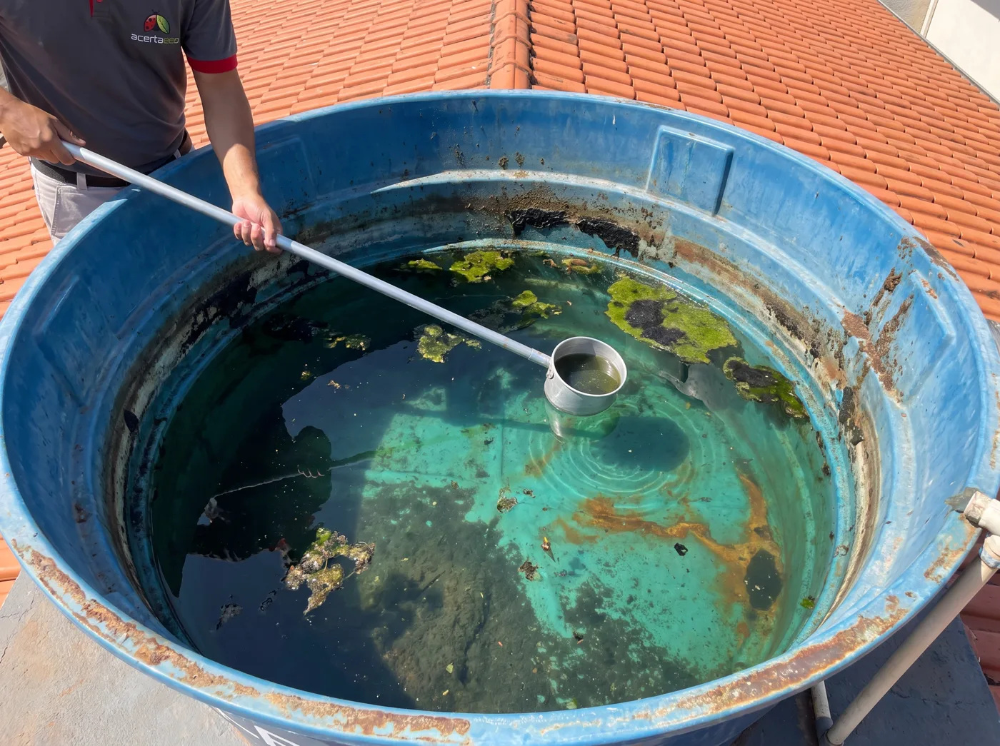 Caixa d'água antes da higienização